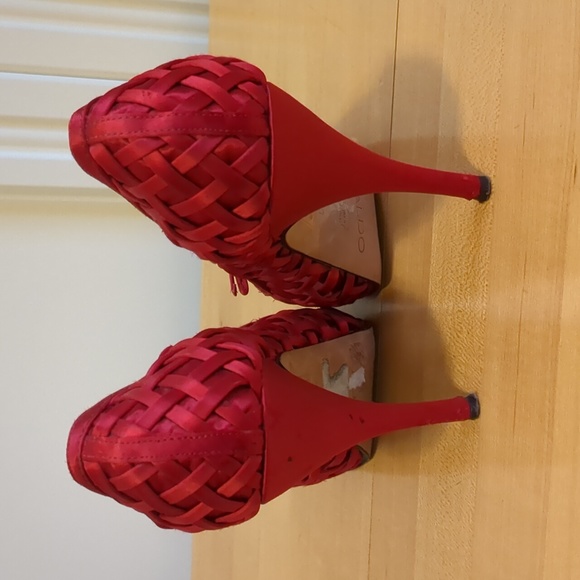 Fabulous 😍 red satin weave heels 👠 - Picture 2 of 4